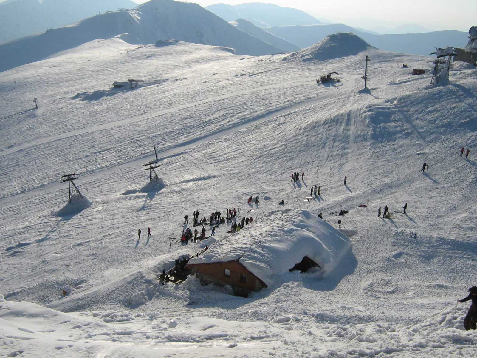 2000m-en. Van jó is a tavaszi síelésben. Délután 5kor még ilyen szép idő van