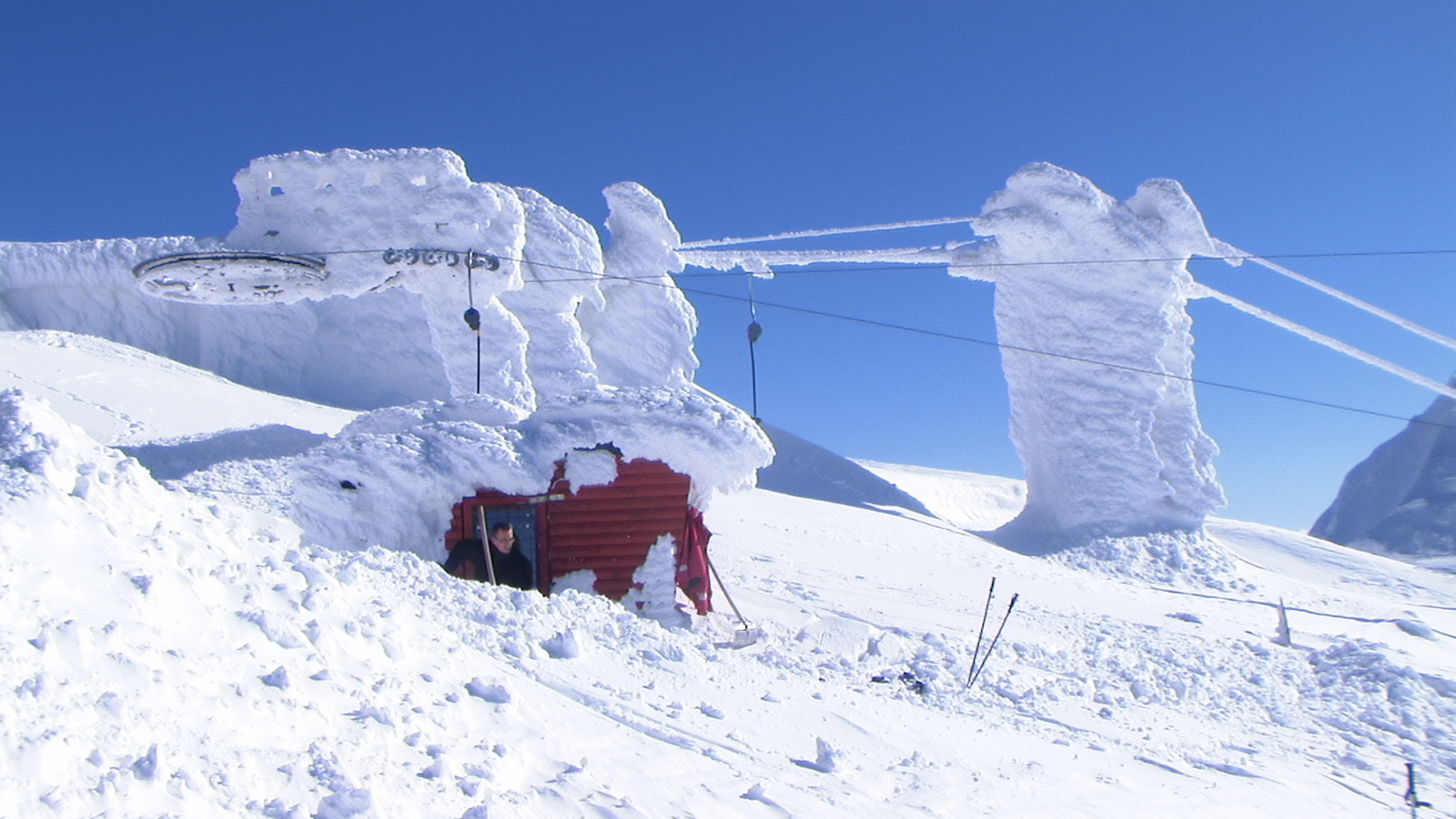 van vagy 2 méteres a hó