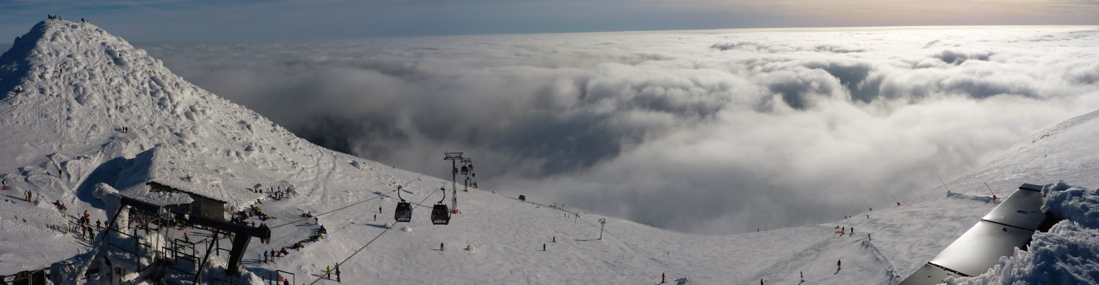 Déli. A kb. 200 méter vastag felhőréteg alatt tiszta idő volt, csak a nap hiányzott.