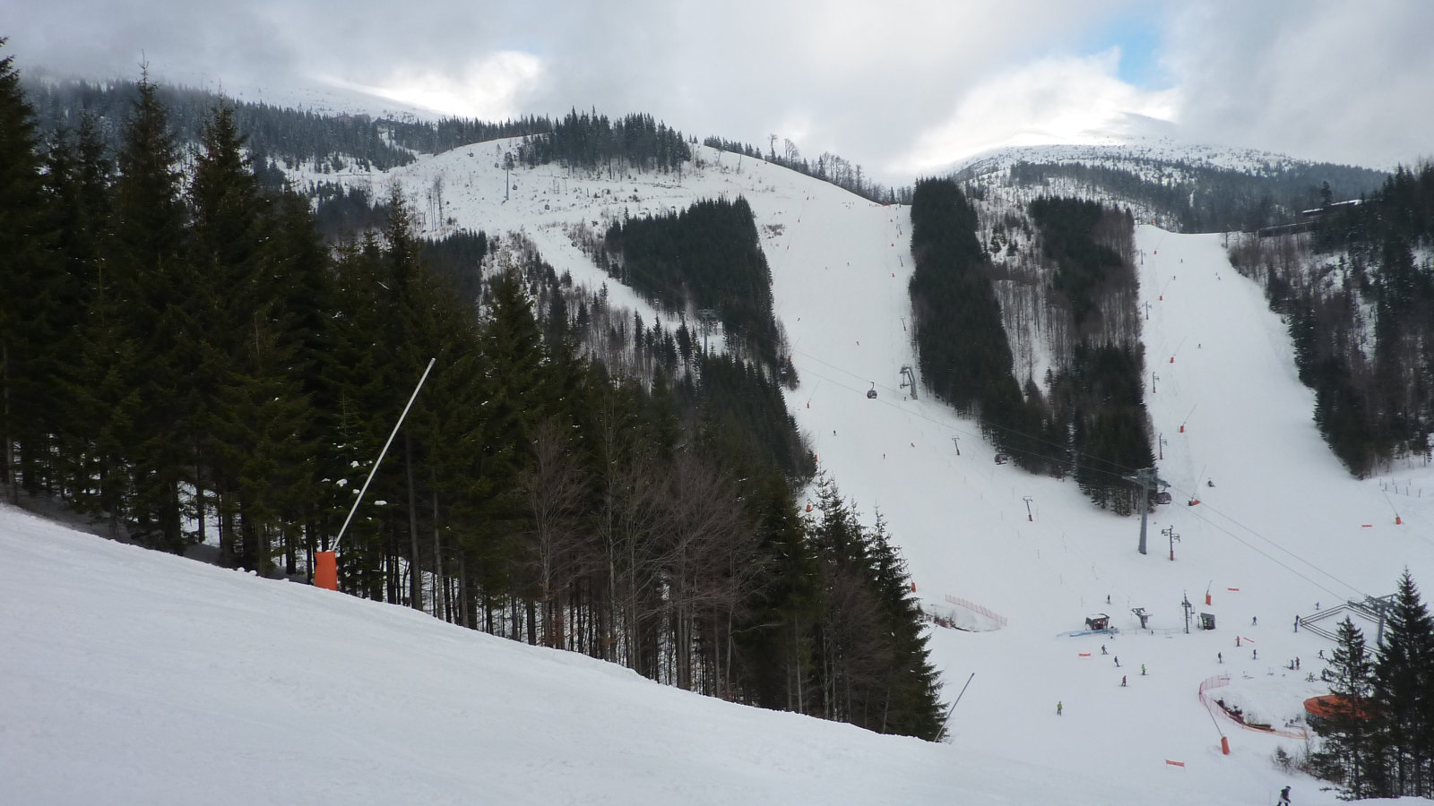 Az idén átadott A5 lift alja C8 és C9 társaságában, bal felső sarokban Kosodrevinával és A2-vel.