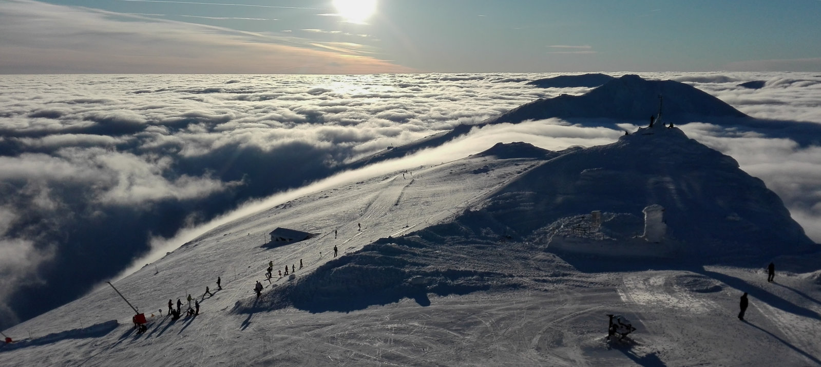 A gerinc nyugat felé, naplemente, ellenfény, felfejlődő felhőzet 1... (a háttérben kivehetők a Deres lift C14 oszlopai.)