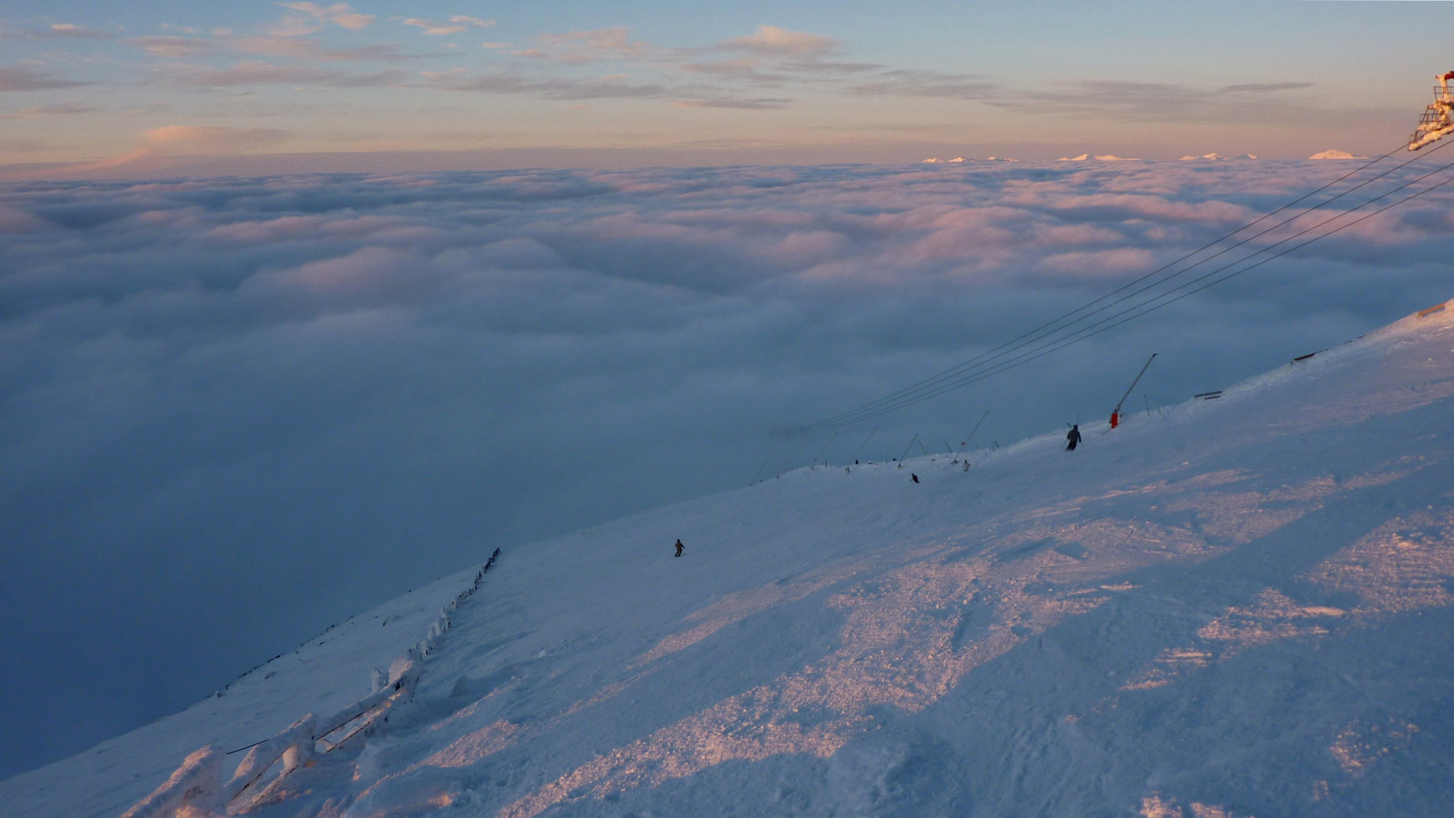 1c bevezet a felhőbe... (A magasabbik Tátra még küzd a felhők felett maradásért.)