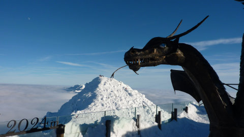 A sárkány is megnyalja a csúcsot.:-)