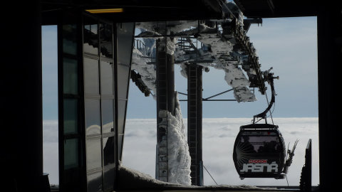 A2 lift teteje zúzmarával, felhőpaplannal.