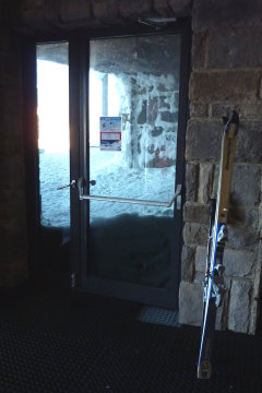 Csúcs A1-A2 állomás, hó a kijáratban.