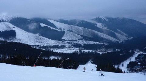 Szerencsére a felhőréteg alatt még szürkületben is jók a látási viszonyok az utolsó csúszáshoz... (7, 7a, 10 pályákon, jobbra lent a B3 lift)