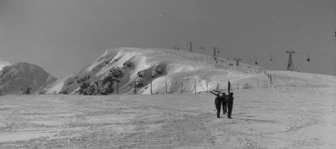 Bónusz. Ezt a képet gyerekkoromban, 1980-ban csináltam. Éppen mászunk(!) fel a csúcsra a B7 tetejétől. A képen látható nagyon kis kapacitású régi Lukova-csúcs liftnél (Von Roll) szép időben sokszor több órás sor volt, így másztunk a csúcsra.:-)