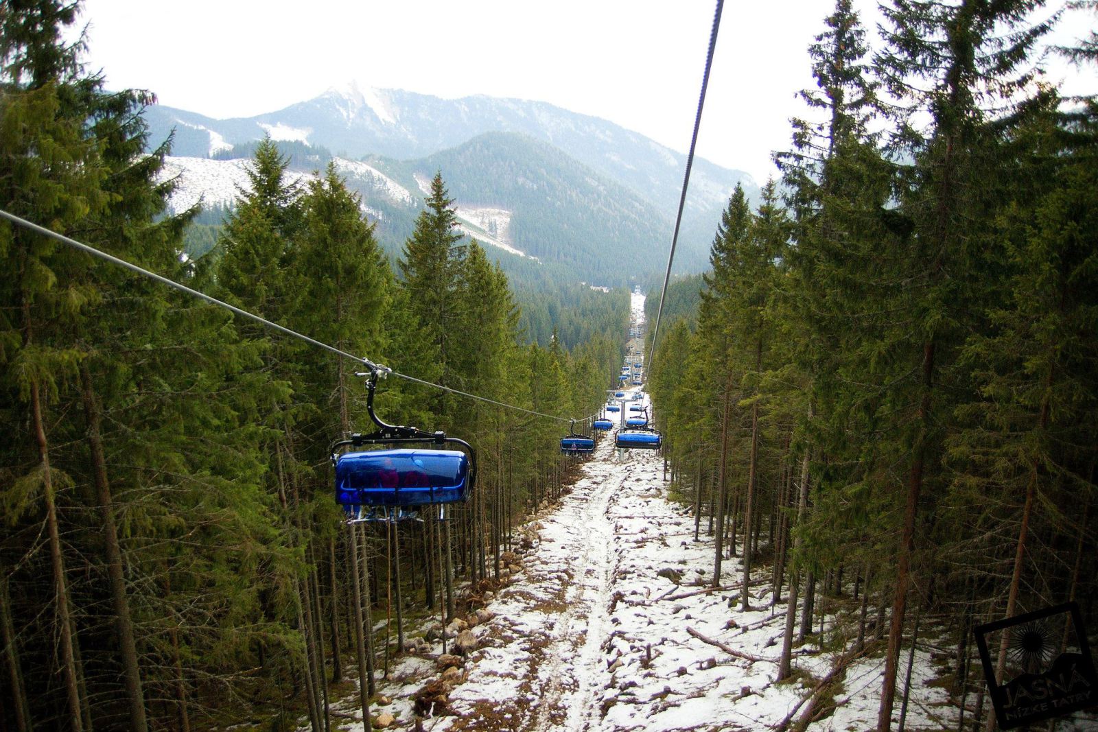 A nyomvonal a fenyőerdőben (Kép: Funitel v Jasnej - Výstavba / Facebook)