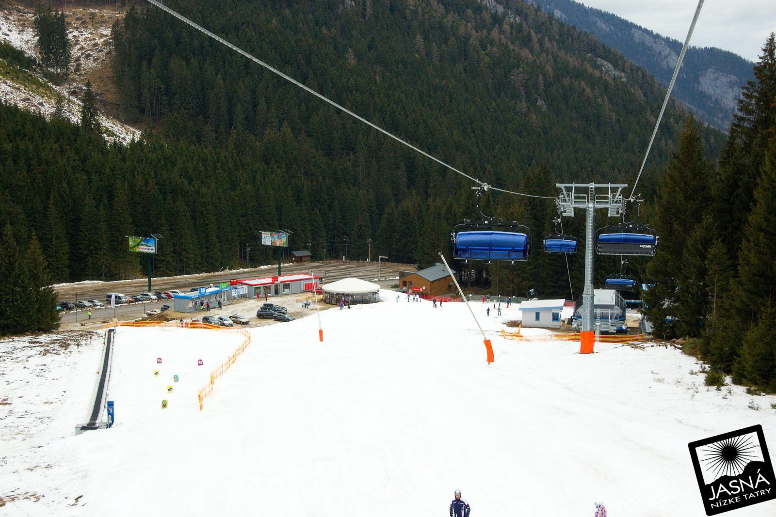 A lift völgyállomása és a parkoló (Kép: Funitel v Jasnej - Výstavba / Facebook)