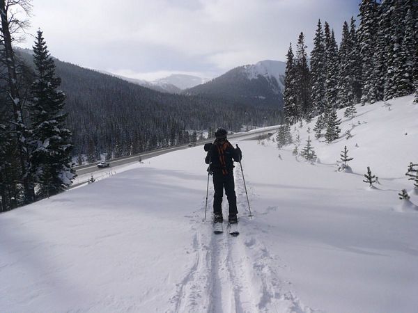 tn-1004Gyik-hatterben-az-I-70-ut.JPG