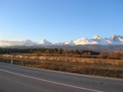 a-magas-Tatra-tavolrol.JPG