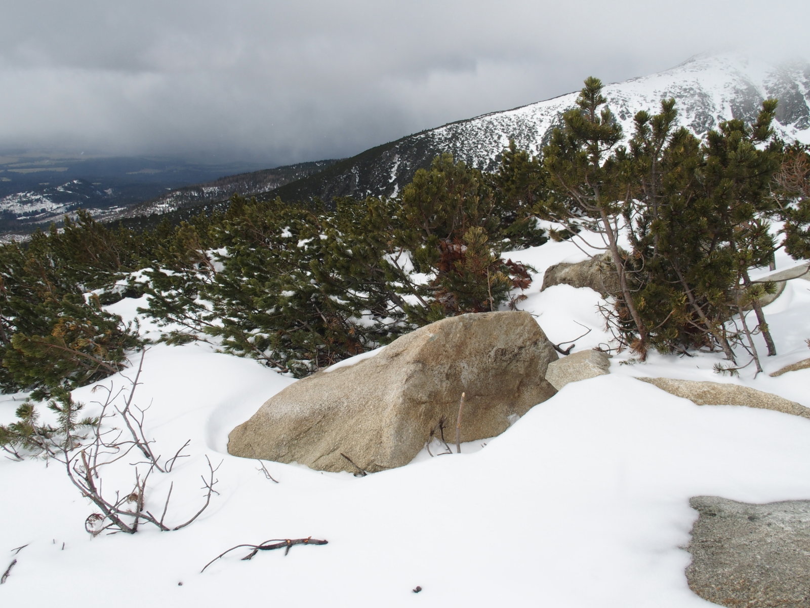 A sziklák már látszanak