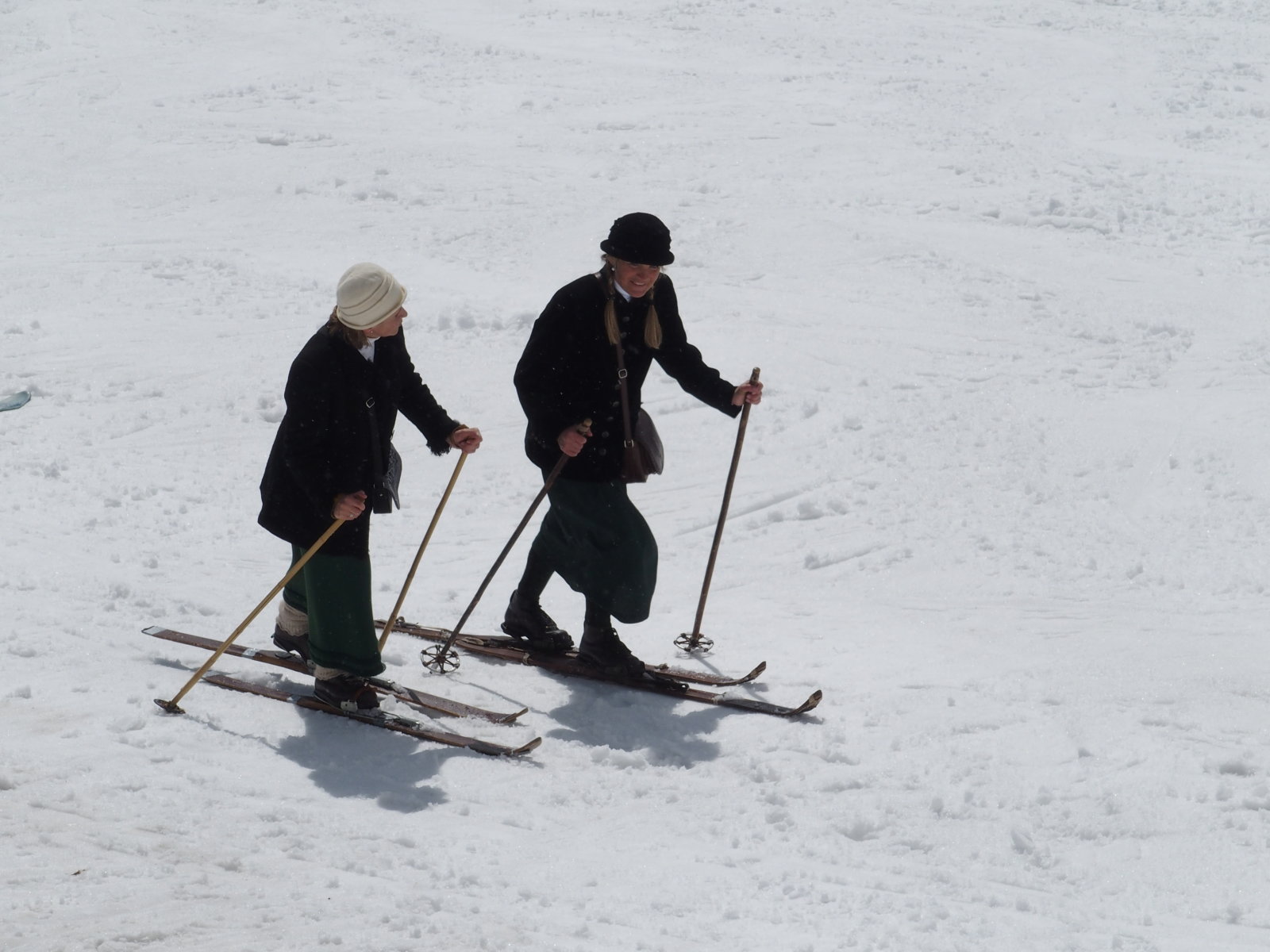 A hölgyek is "gyalog" jöttek