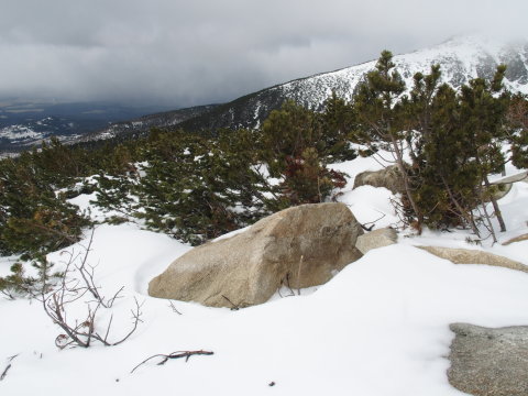 A sziklák már látszanak
