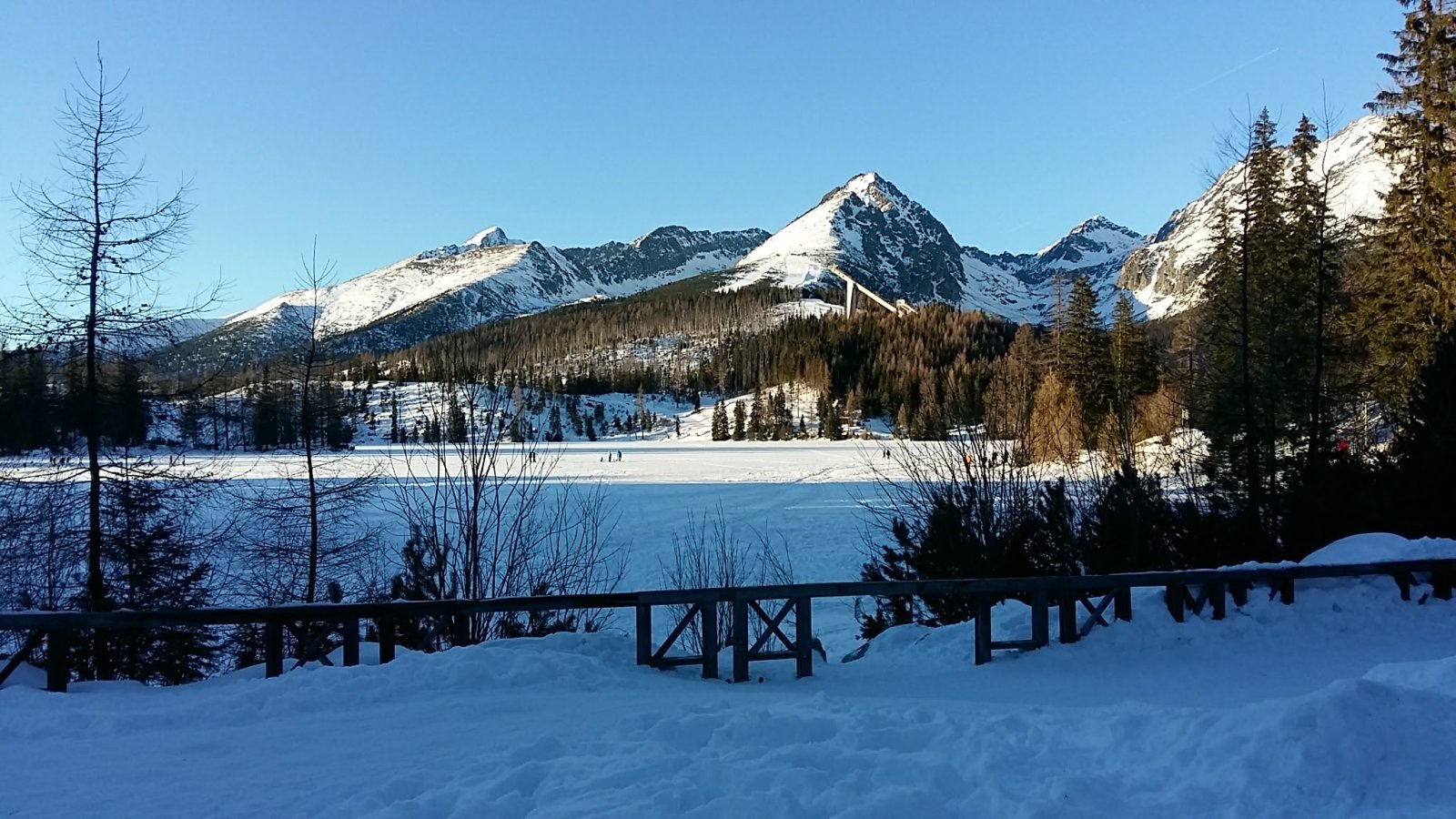 Vastagon befagyott a Csorba-tó. Kirándulók szánkózók, sífutók jártak rajta.