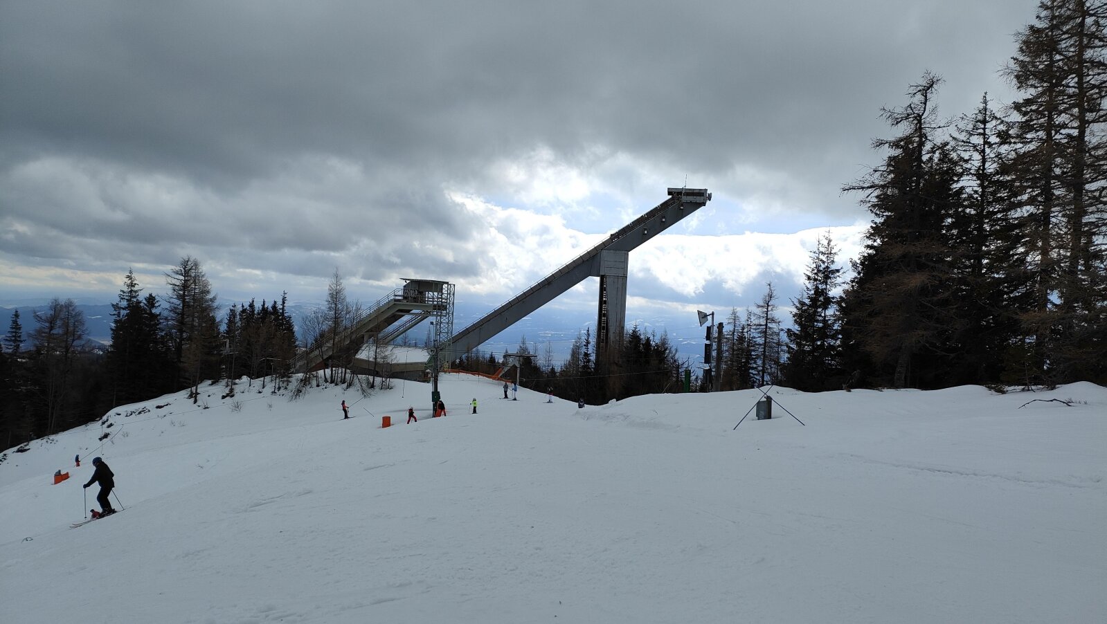 A sísánc látványa a Csorba-tónál, a sötét hófelhők már gyülekeznek