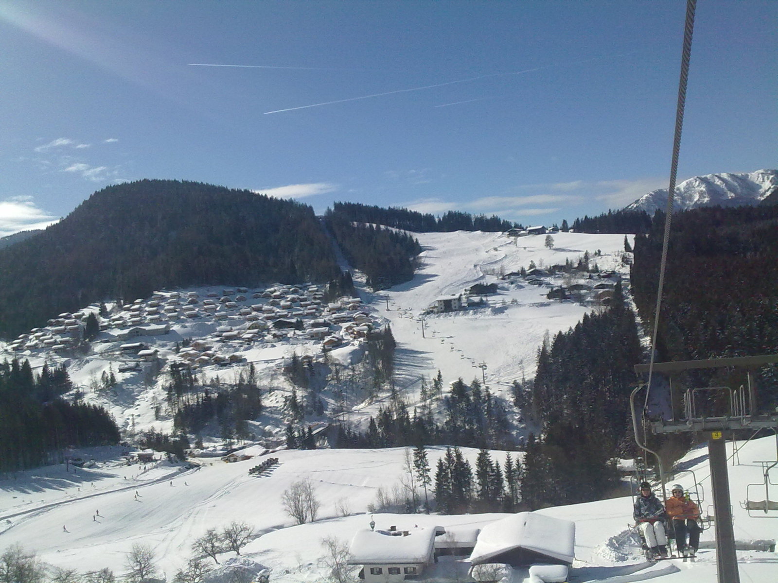 A régi kétüléses Riedelkarbahn, háttérben az Alpendorffal