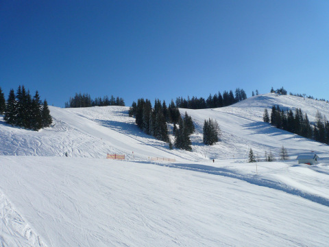 Üres pályák és szikrázó napsütés januárban