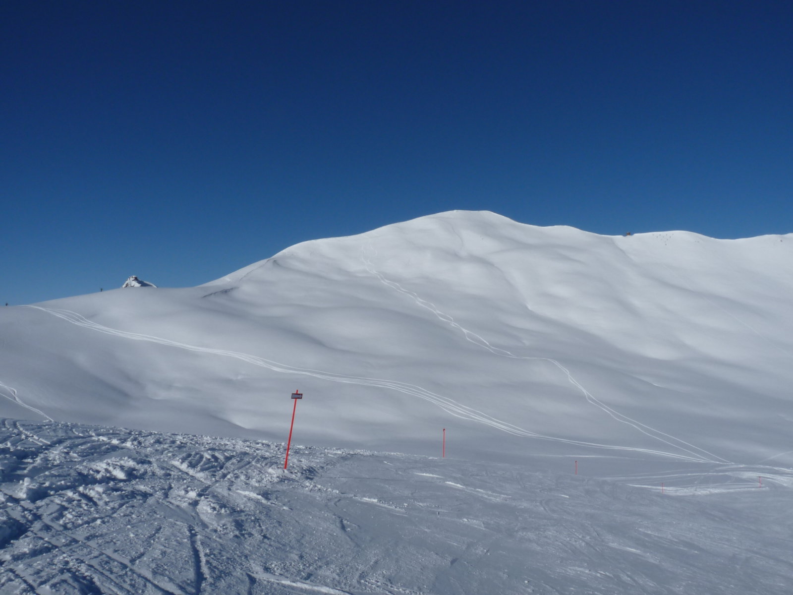 freeride hely, vannak is akik pont most mennek fel a gerincen