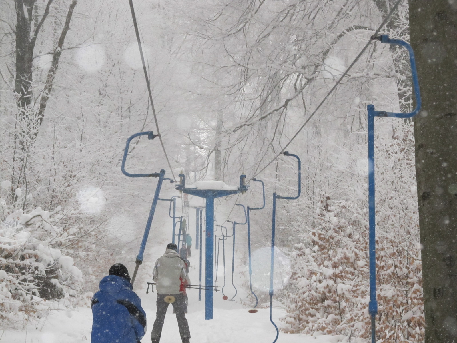 felvonózás szakadó hóesésben