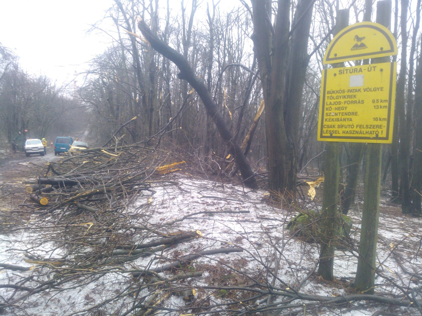 Sítúra útnál folyik az önkéntes munka...