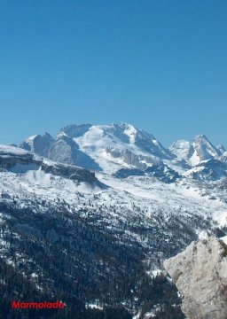 És távolban a Marmolada