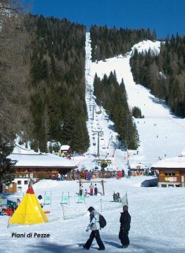 Pezze felvonó és mellette a príma piros pálya