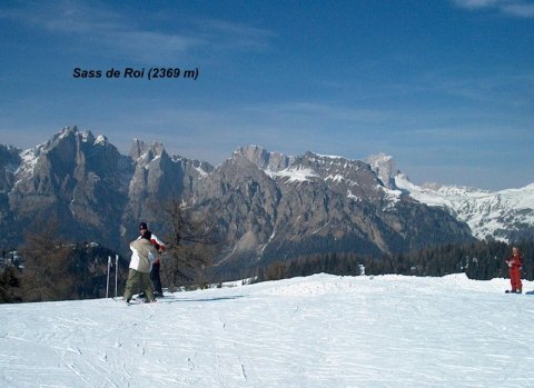 Jobbszélen a gerinc végében uticélunk az Averau kis piramisa és mögötte a Tofana tönbje