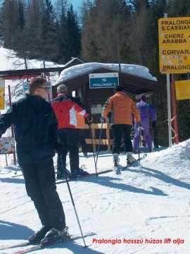 Ahonnan jobbra le vezetett az út Corvarába