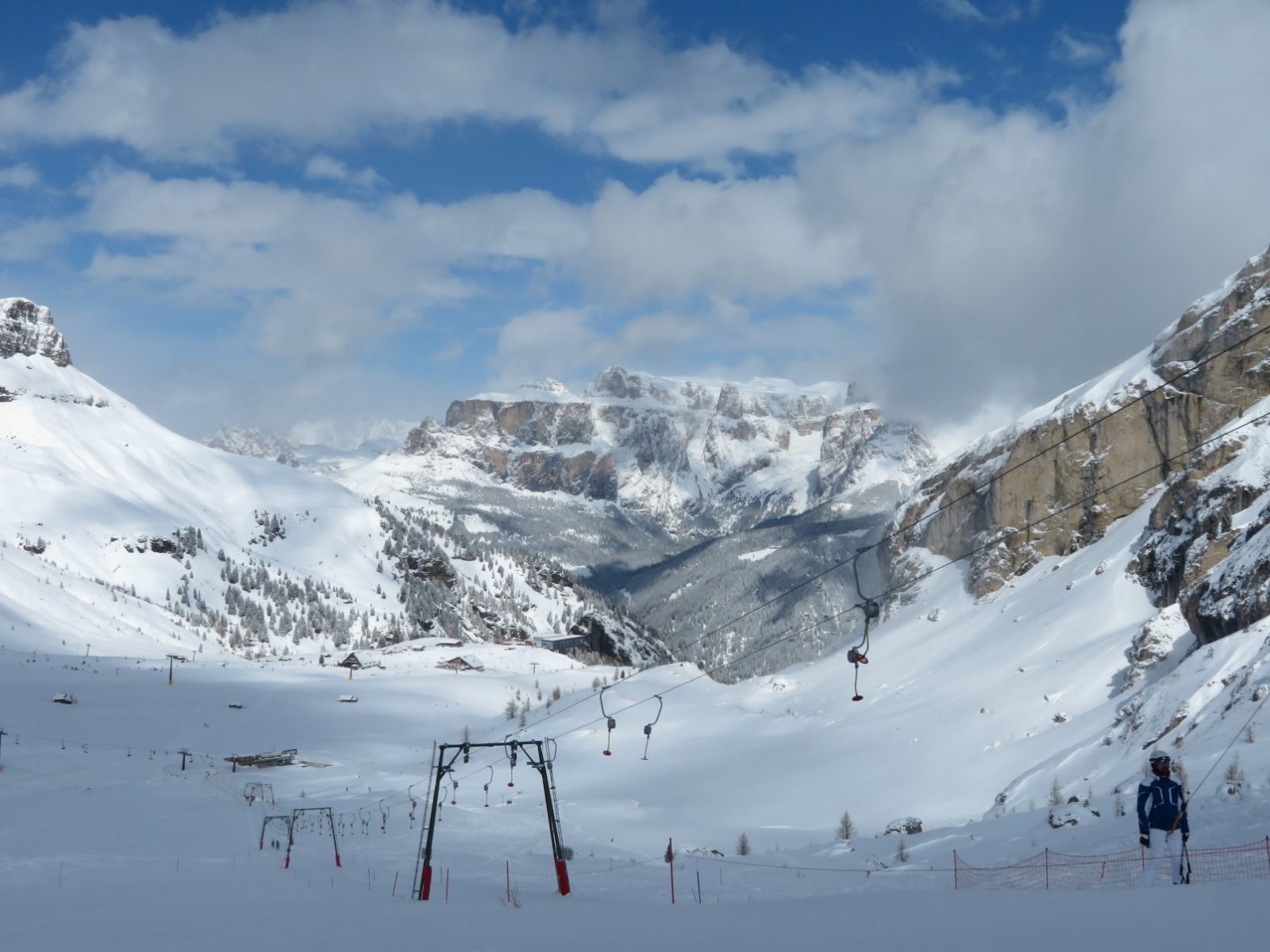 A Sasso di Rocca húzós felvonó tetejénél Ciampac felett