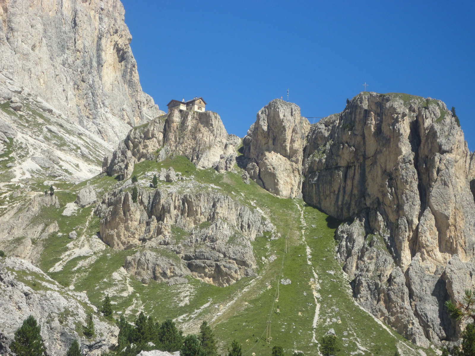 A szikla tetején a Preuss menedékház.
