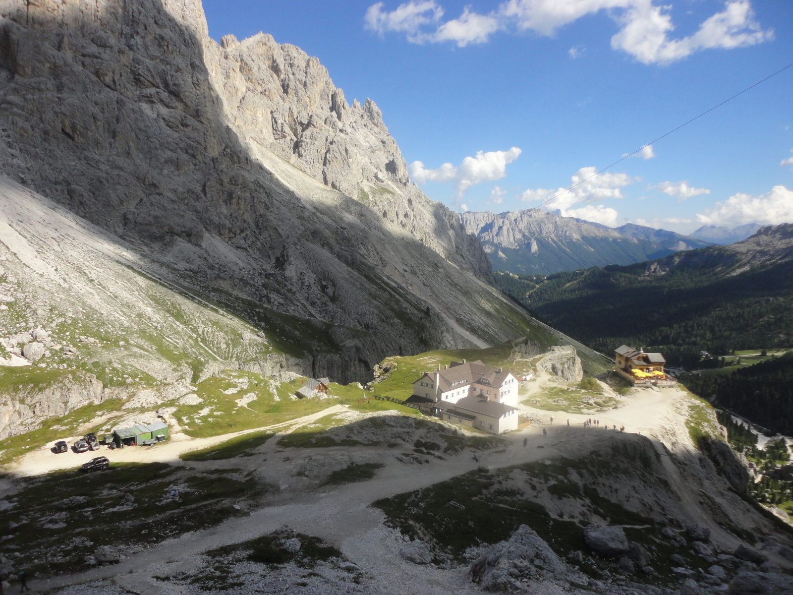 A drótkötéllel megerősített meredek köves gyalogútról (a túra legizgalmasabb része!) szép a kilátás a Preuss és Vajolet menedékházakra.