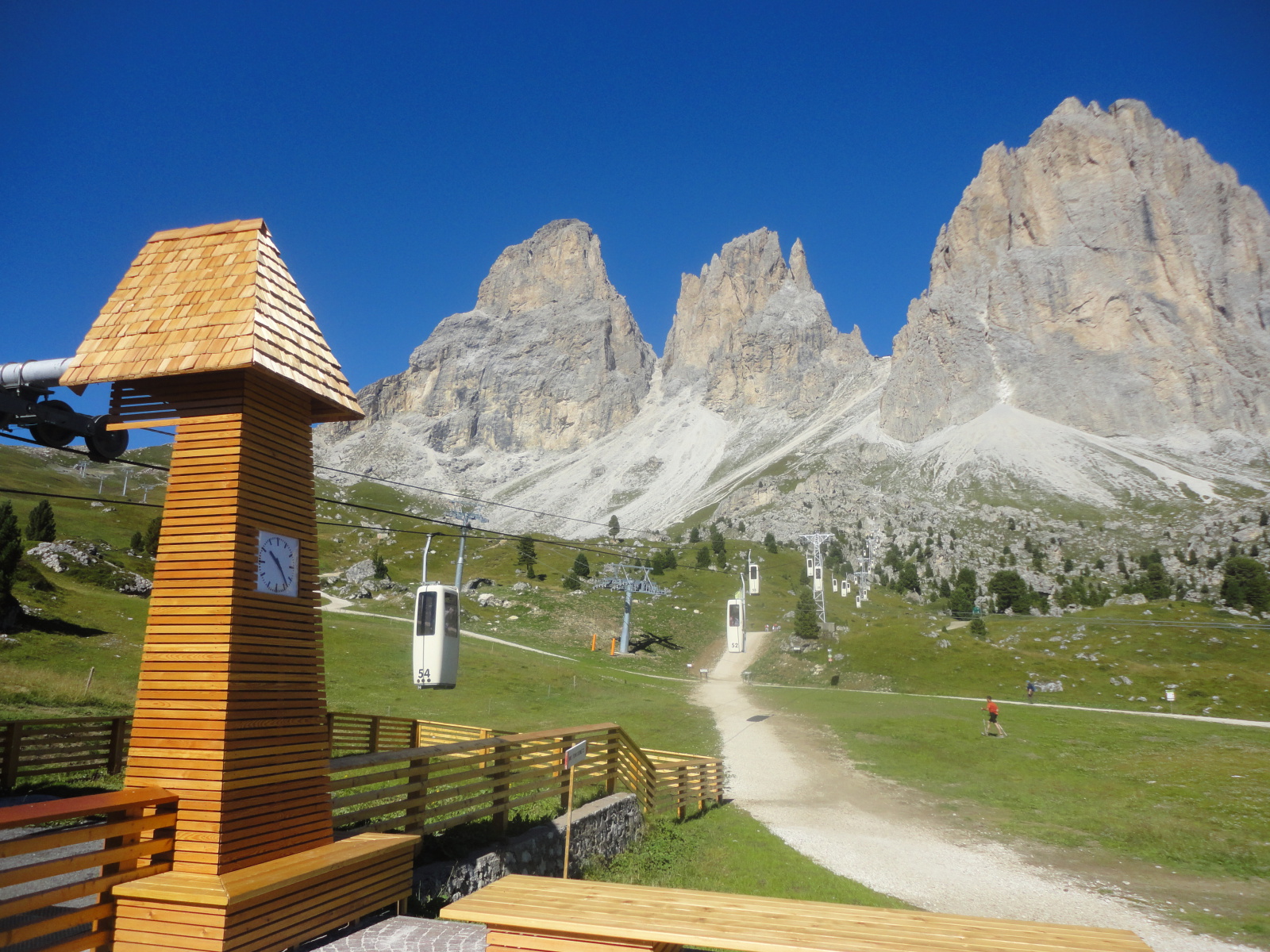 Ez a kapszulás felvonó visz fel a Langkofel szikláira, 2681 méterre. A kabinban két ember fér el állva, és érdekessége, hogy menet közben kell beugrani és kiugrani, persze két felvonókezelő segítségével. Na, ilyet még nem láttunk, élmény volt!
