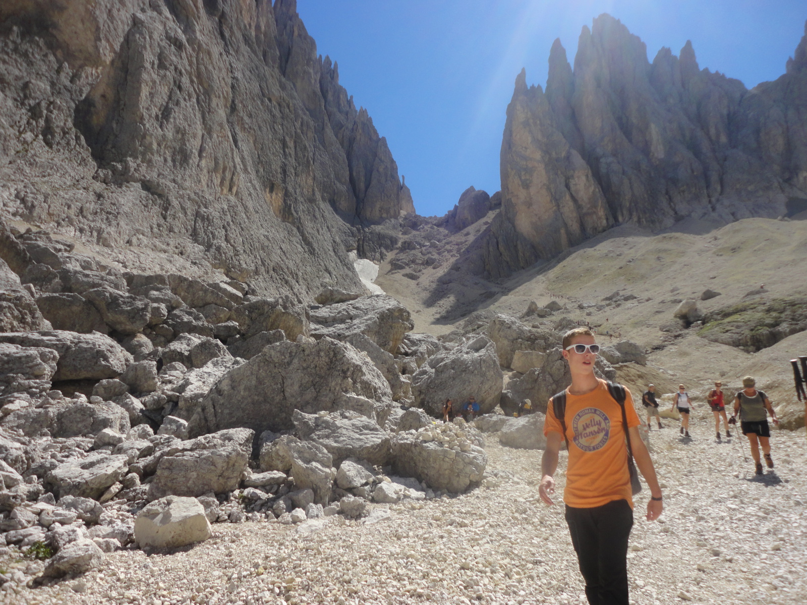 Kőtörmeléken vezet az túraút a Toni Demetz menedékháztól a Langkofelhüttéig.