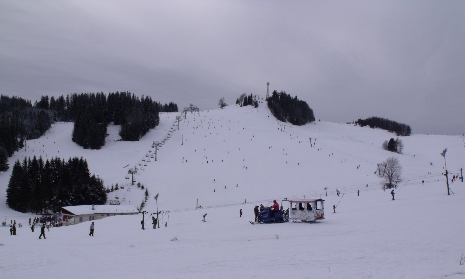 Záhradiste pálya látképe gyerekszállító motorosszánnal