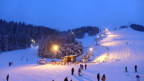 Erősebb megvilágítás - nagyobb fény az esti síelésnél, a biztonságos síelés érdekében.