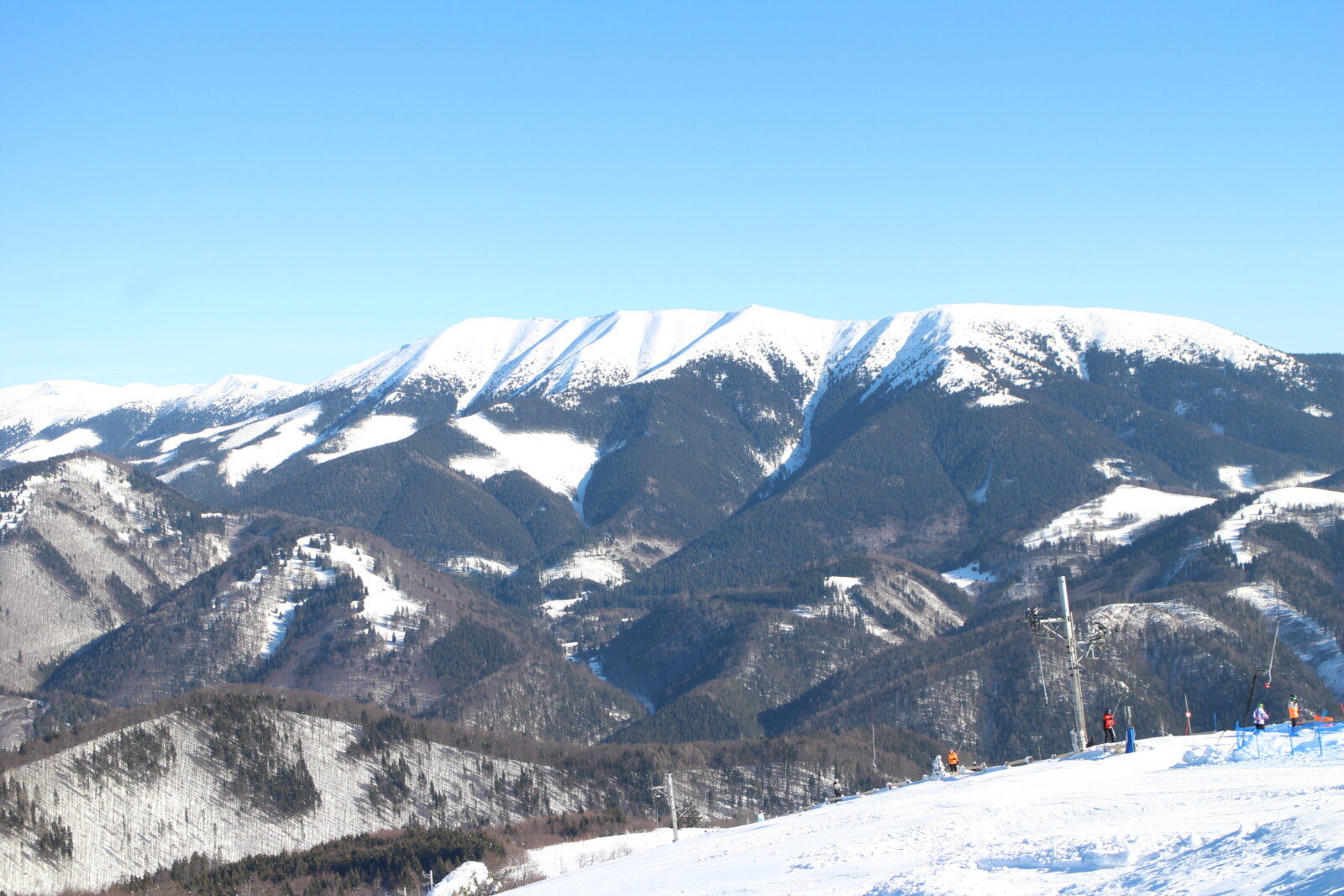 A Patociny lift háttérben az Alacsony-Tátra hegygerinceivel