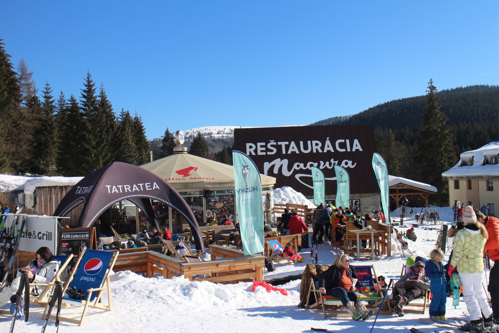 Igazi "hütte" hangulat a Nová Hola / Husky bár teraszán