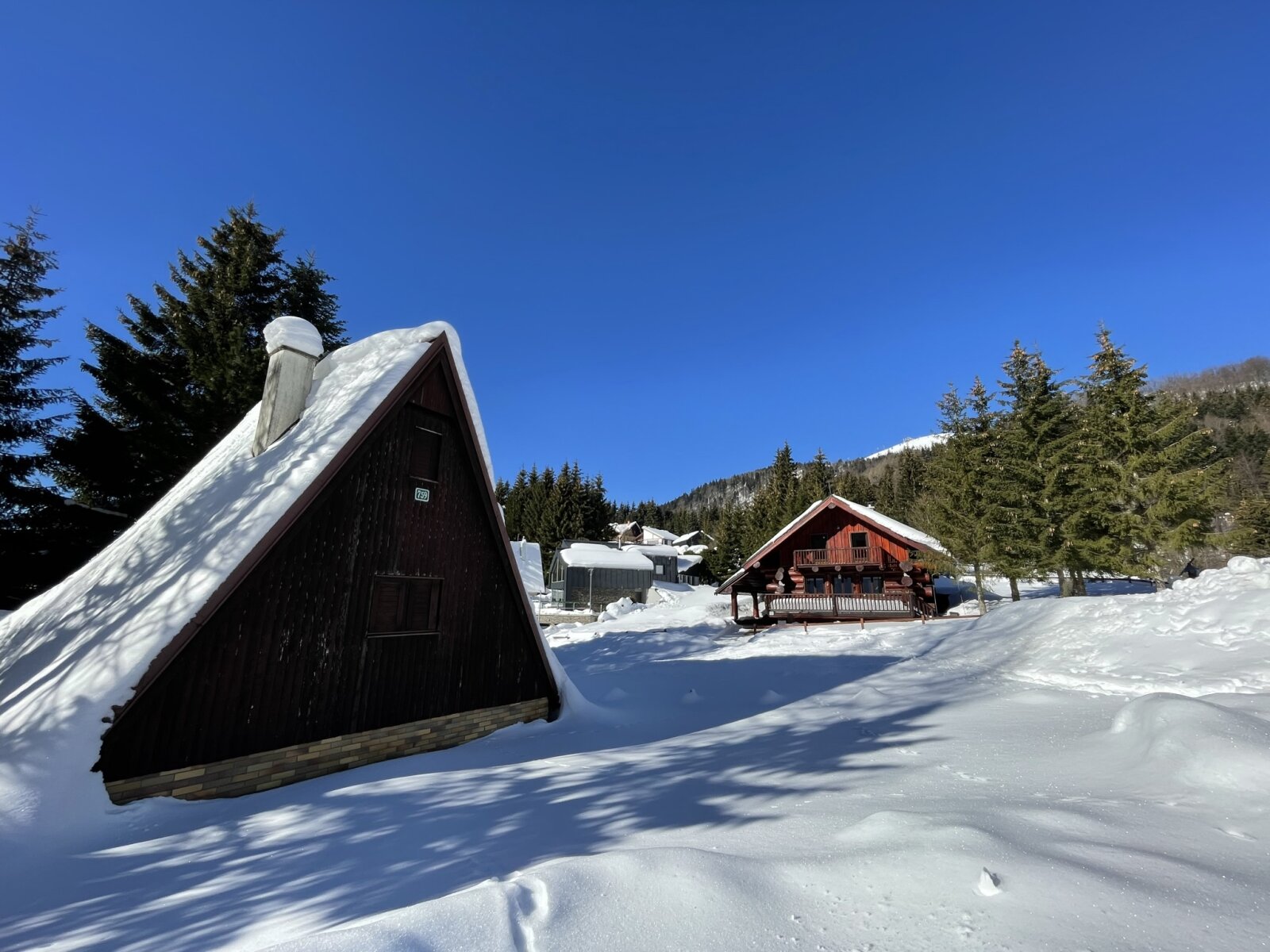 Üdülőházak párszáz méterre a Nová Hola oldaltól - a tulajdonosoknak eltart majd egy ideig a hólapátolás...