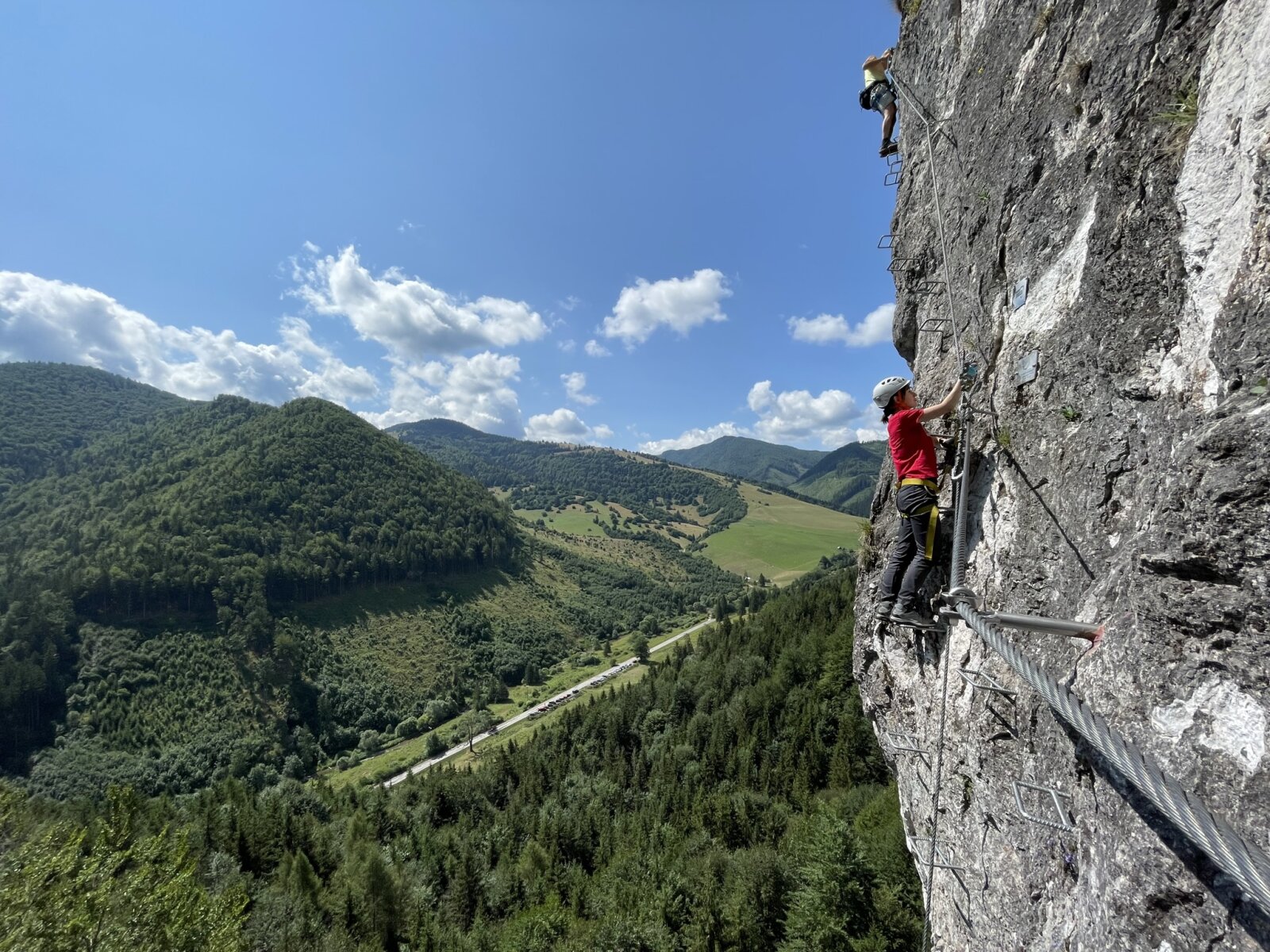 A via ferrata egyik látványos szakasza, a háttérben Liptovské Revúce sípályái láthatók