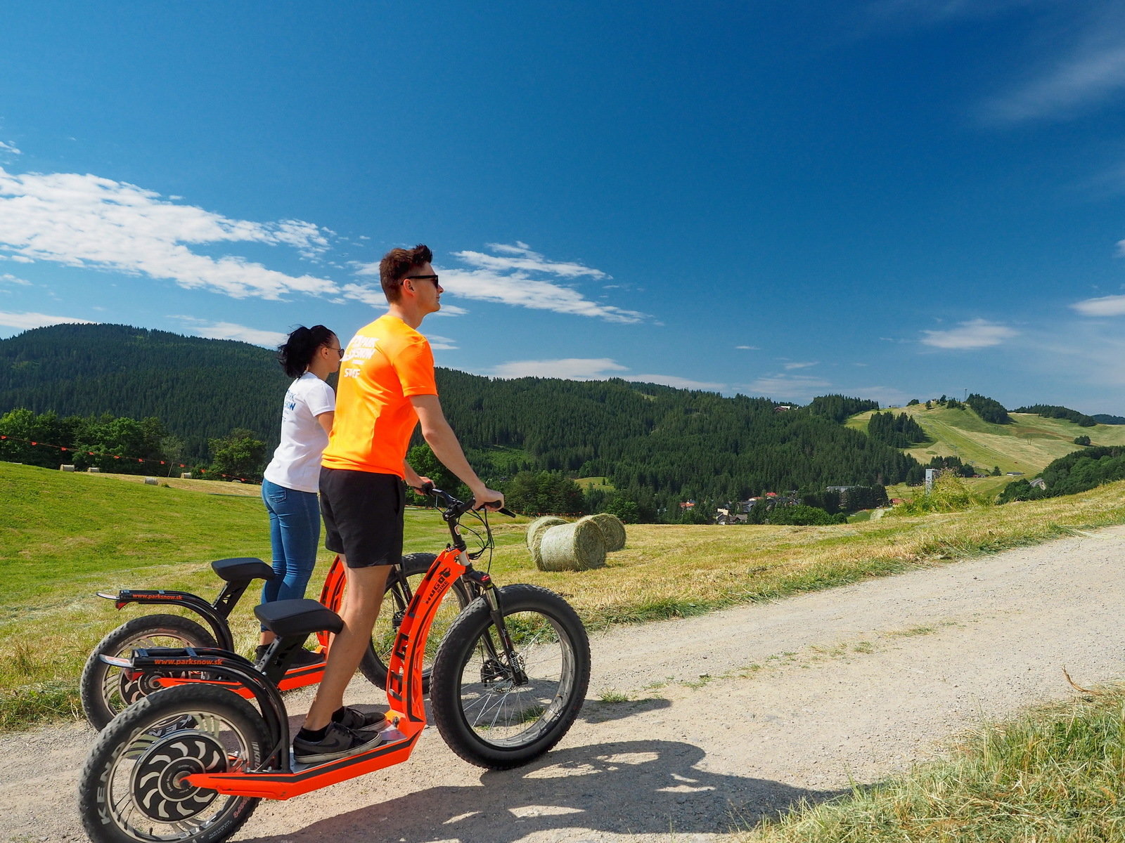 A kényelmes kirándulók kedvence: HUGO BIKE elektromos roller