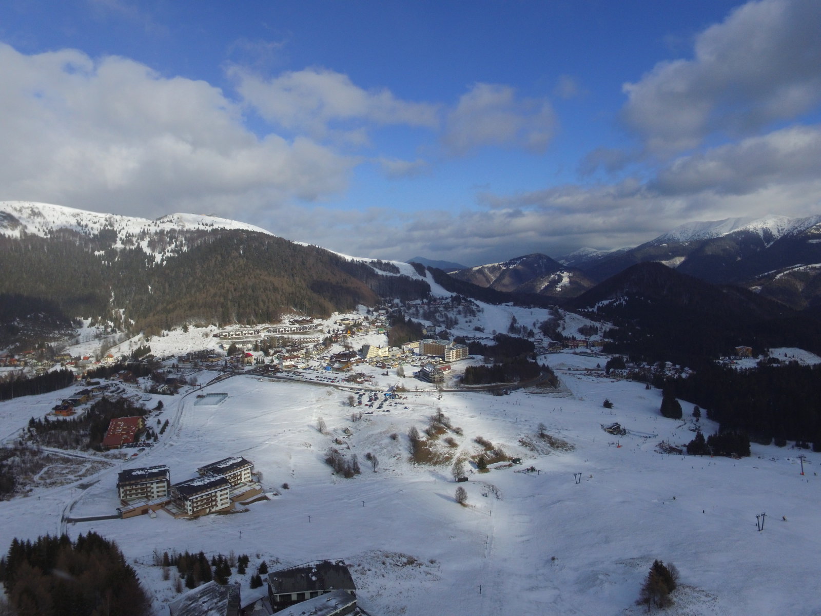 Drónnal készült fotó Donovalyról (sielok.hu)