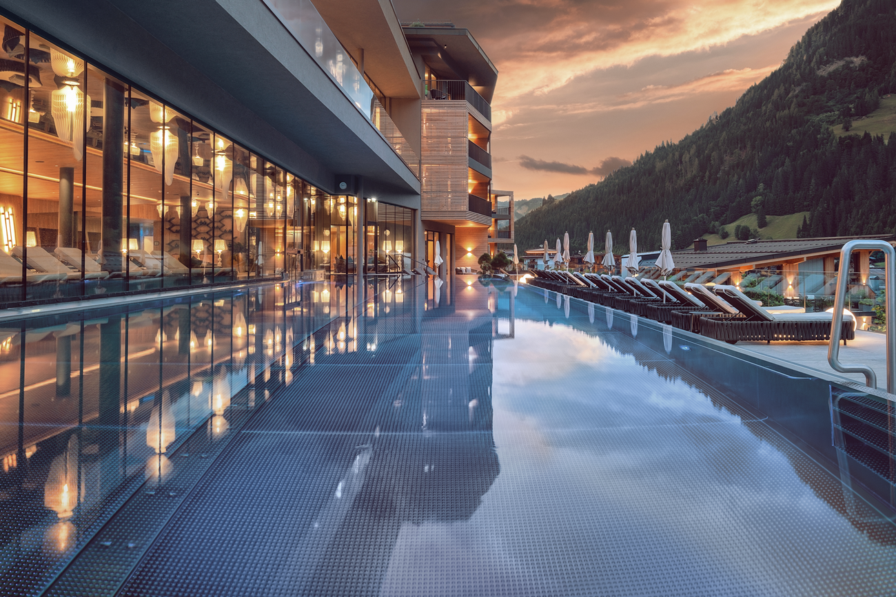 Feszített víztükrű, fűtött kültéri medence az Edelweiss Mountain Resortban | Fotó: ©Matthias Dengler