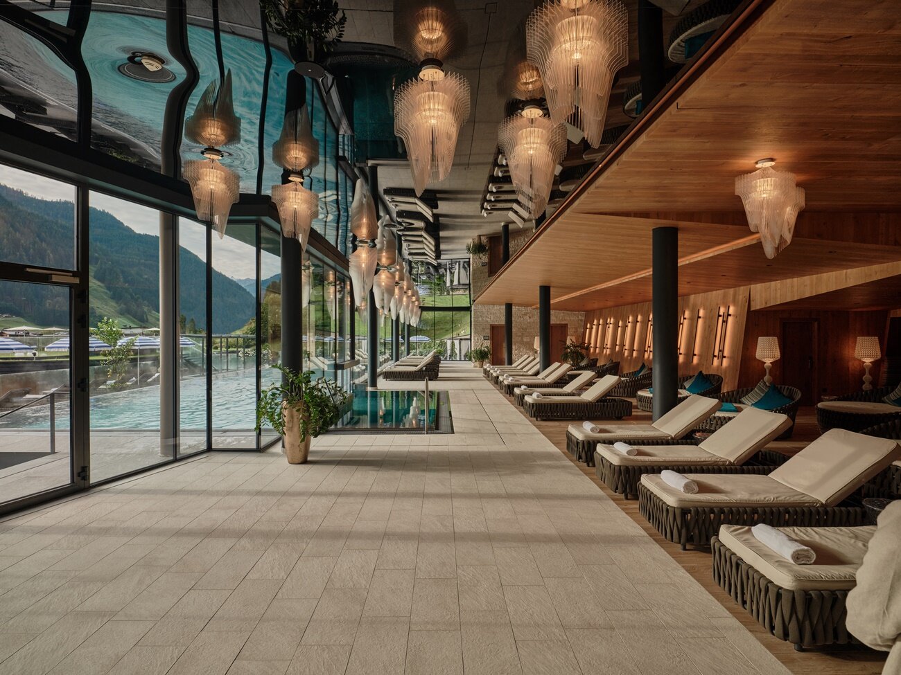 Feszített víztükrű medence panorámás pihenőhelyekkel | Fotó: Das Edelweiss Salzburg Mountain Resort