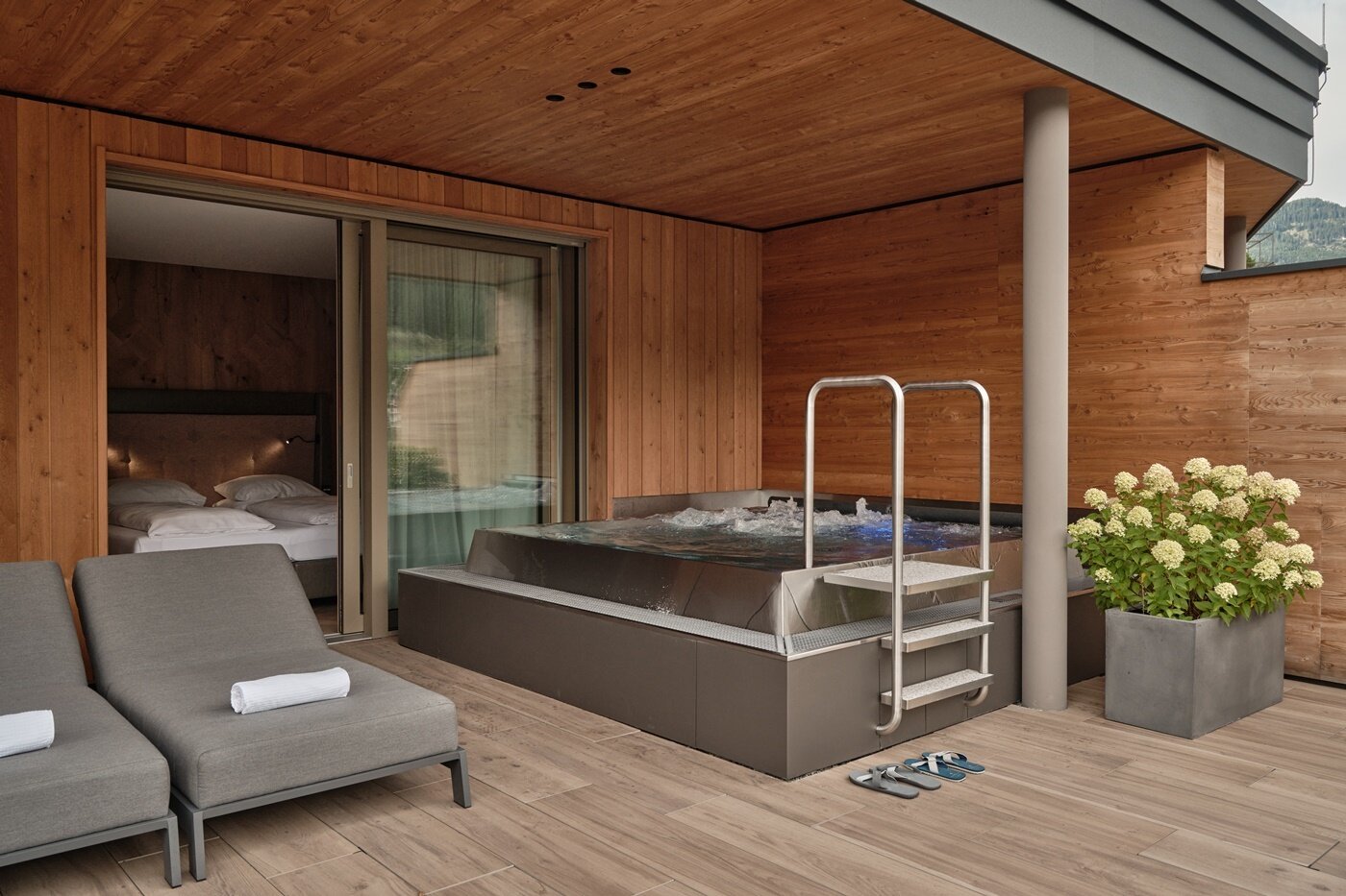 Lakosztály nagy terasszal és privát kültéri jakuzzival | Fotó: Das Edelweiss Salzburg Mountain Resort