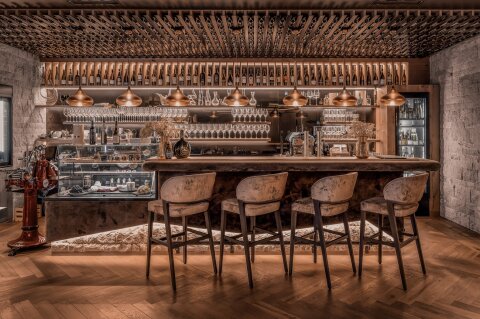 A Kork & Gloria Borozó a szálloda földszintjén, mögötte a kulisszák mögött 30 ezer palackot tartalmazó borospince rejtőzik. | Das Edelweiss Salzburg Mountain Resort