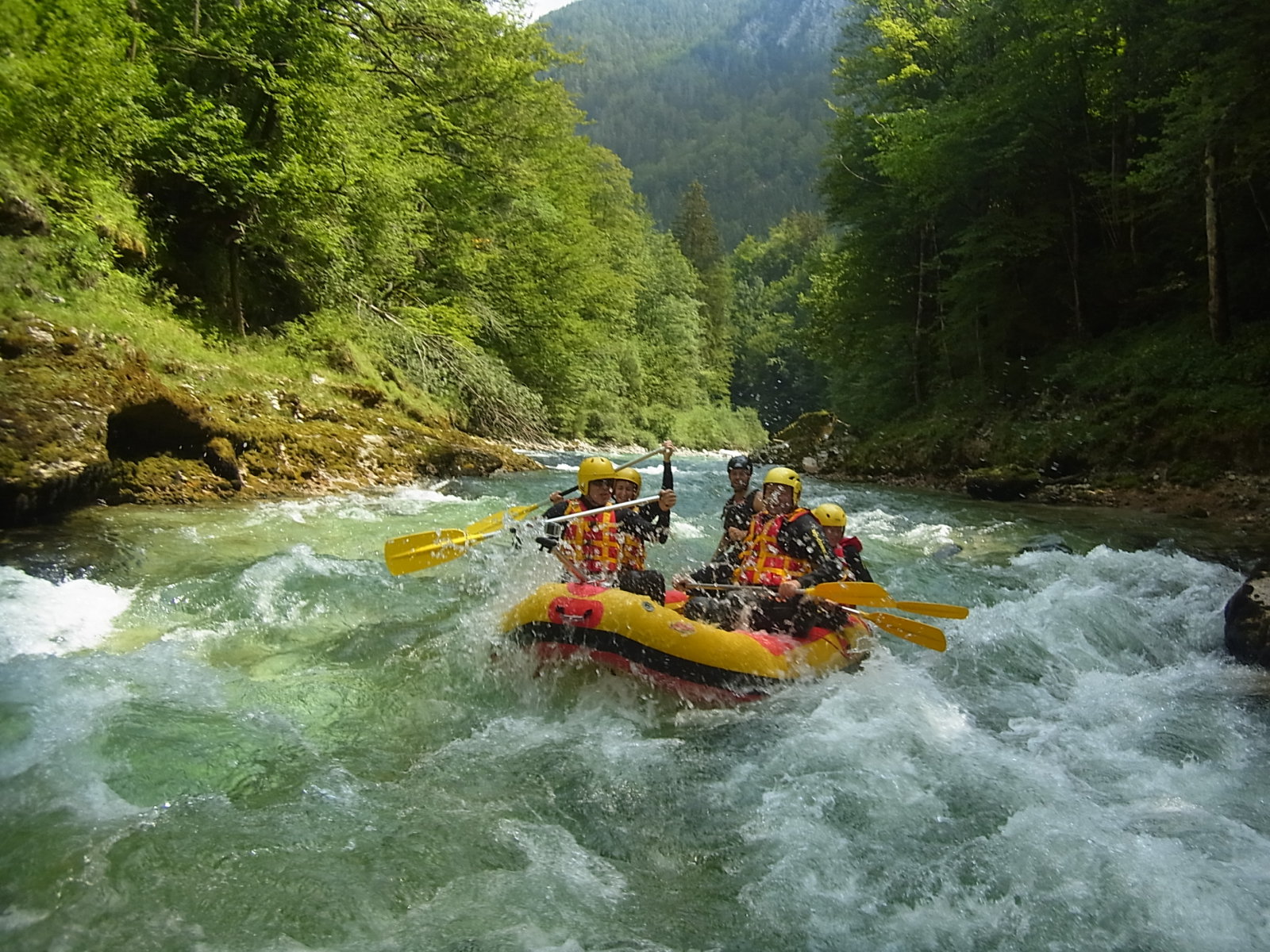 Hétszemélyes csónak a Salza egyik zúgójánál