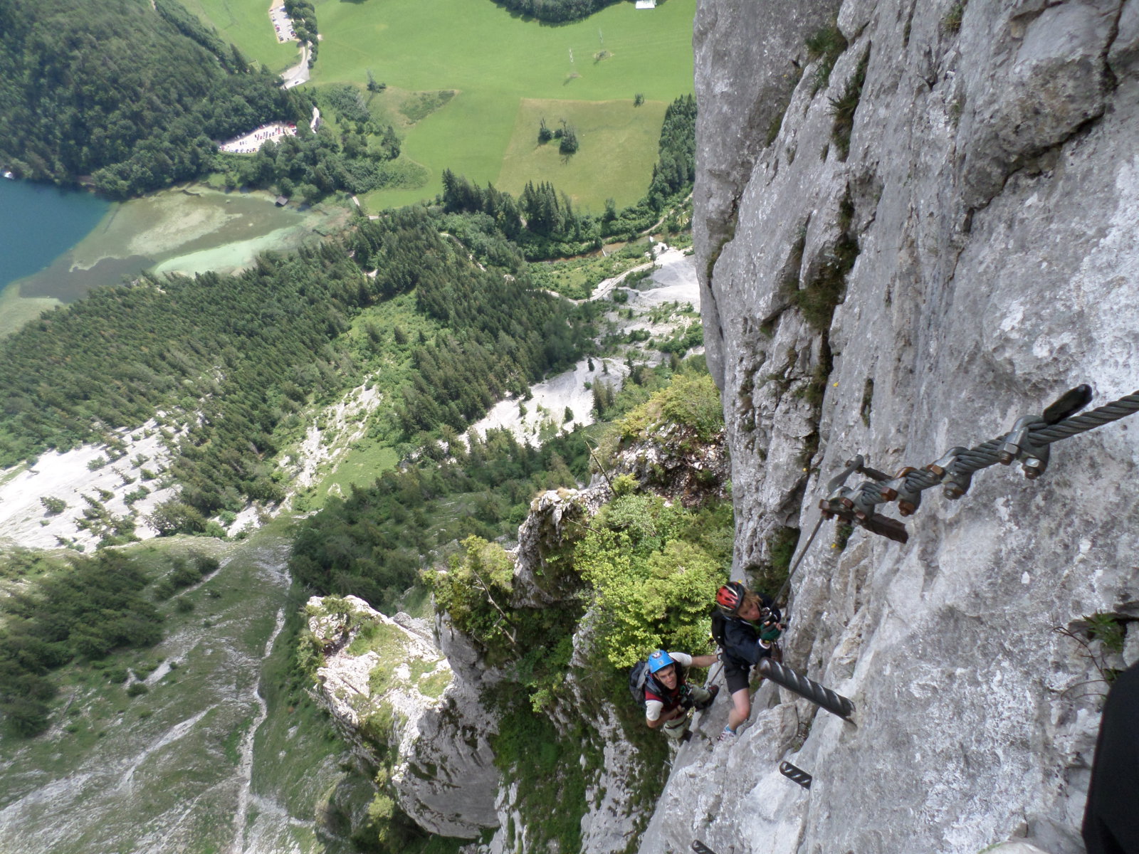A fém kapaszkodók sokat segítenek a függőleges falon történő mászáshoz