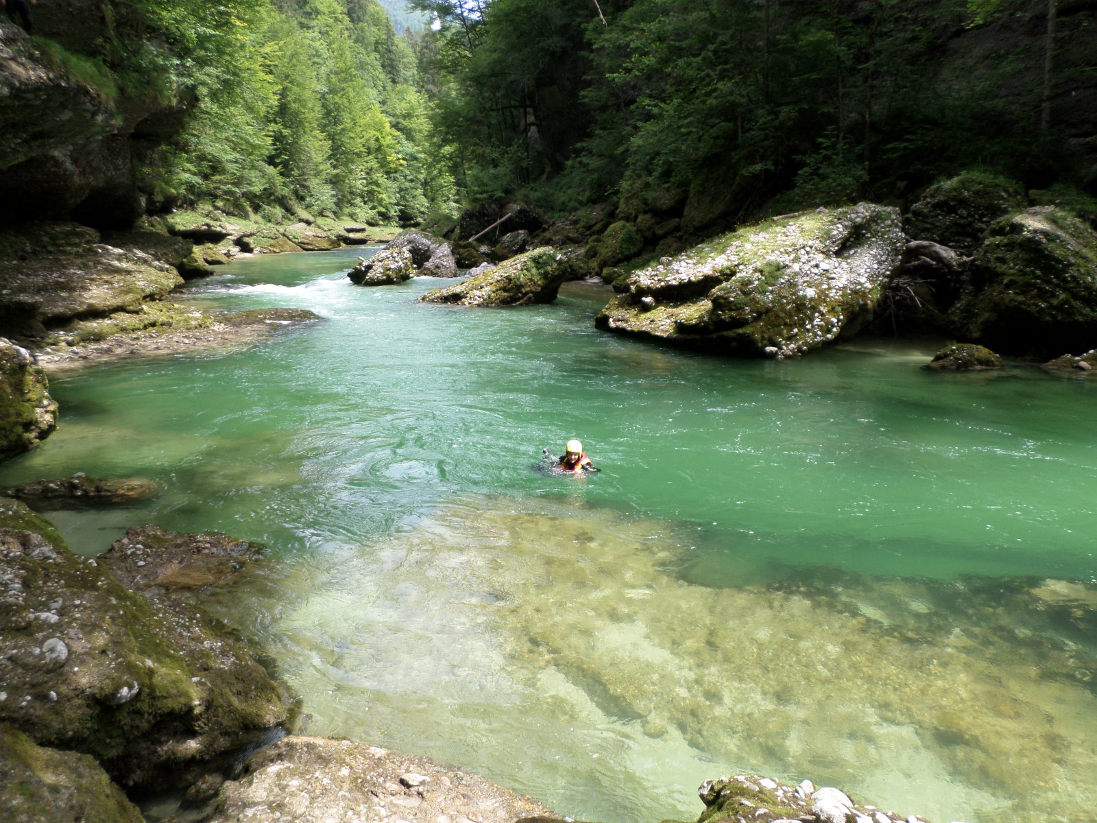 ...érkezés a "nem túl meleg" vízbe