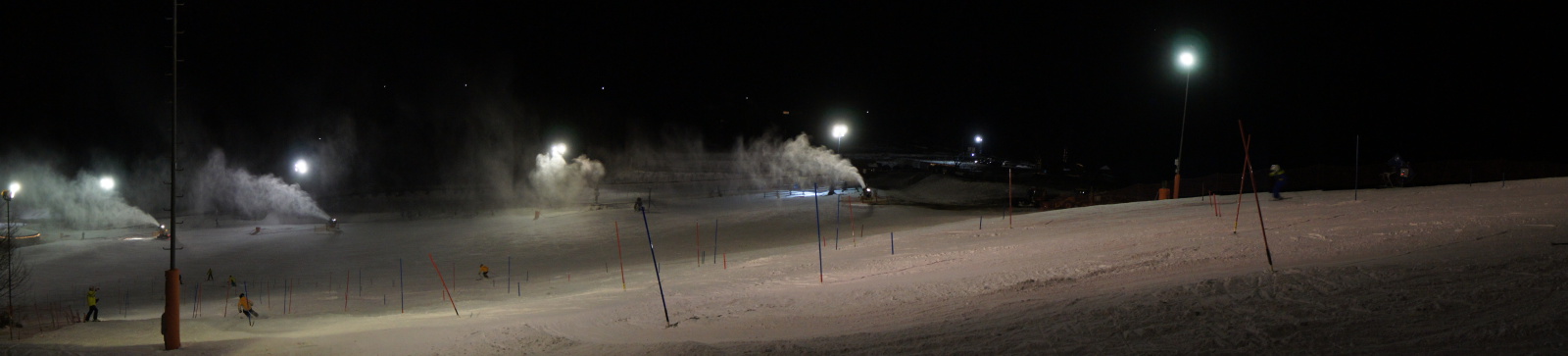 Az idő a hógyártásnak is kedvez: jelenleg -4.4 fok és teljes kapacitással mennek hóágyúink.